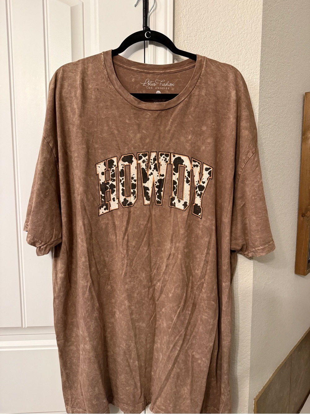 Retro Brown 'Howdy' Graphic Men’s Tee -